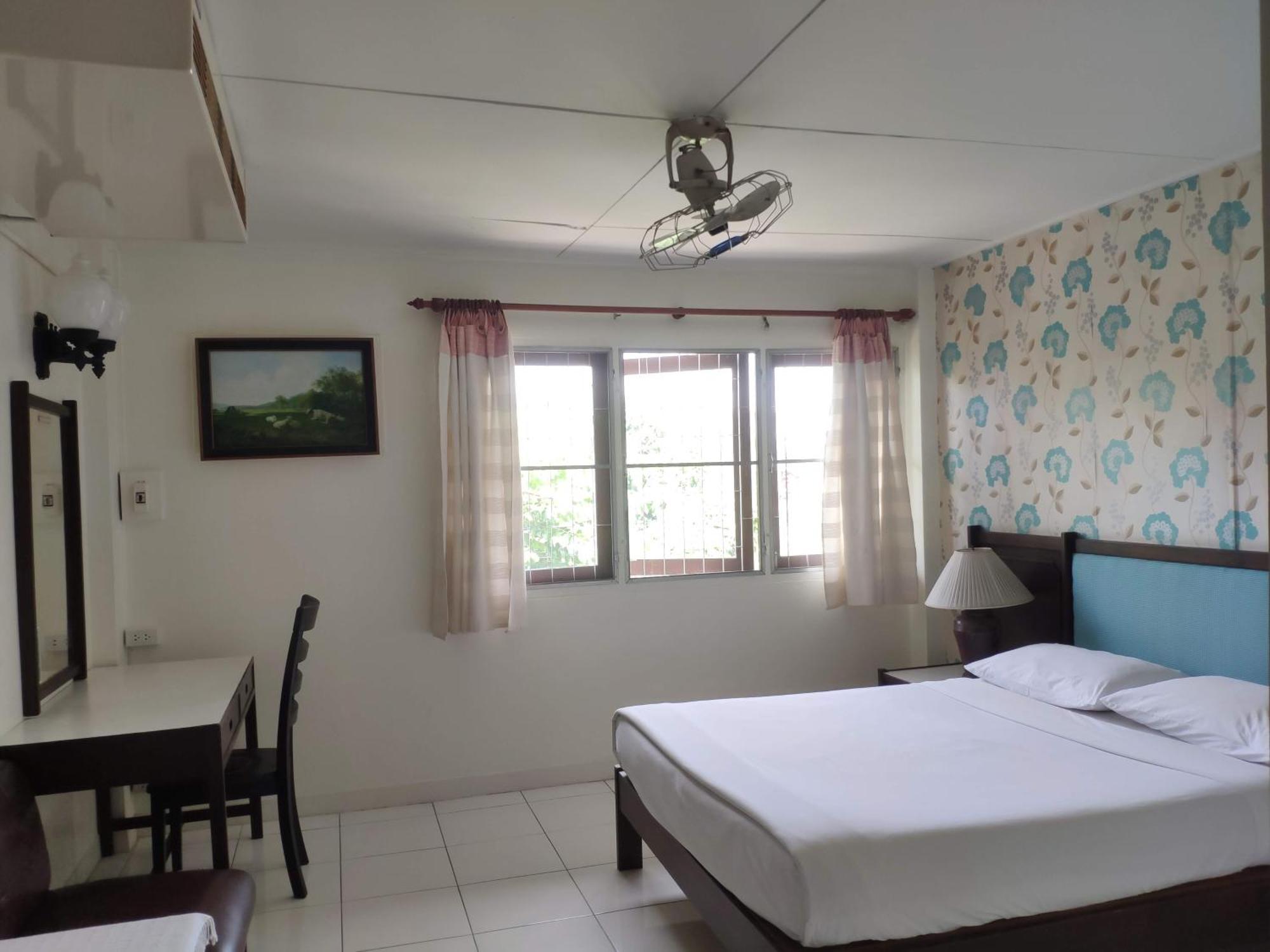 Changpuak Hotel Chiang Mai Bagian luar foto