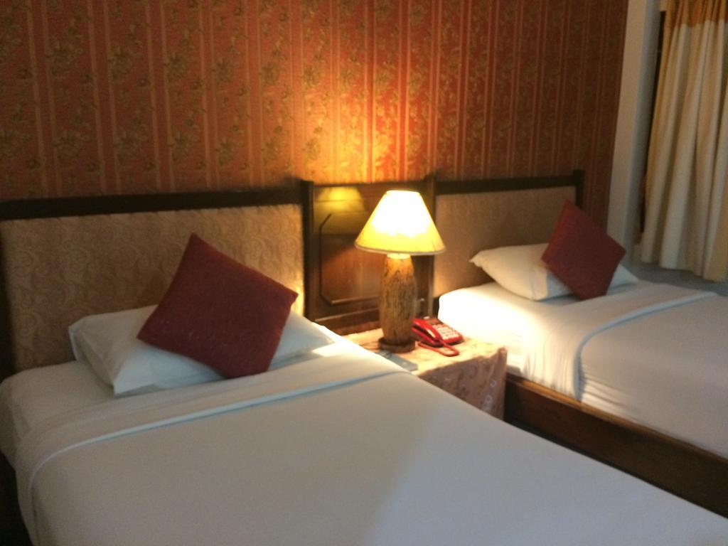 Changpuak Hotel Chiang Mai Bagian luar foto